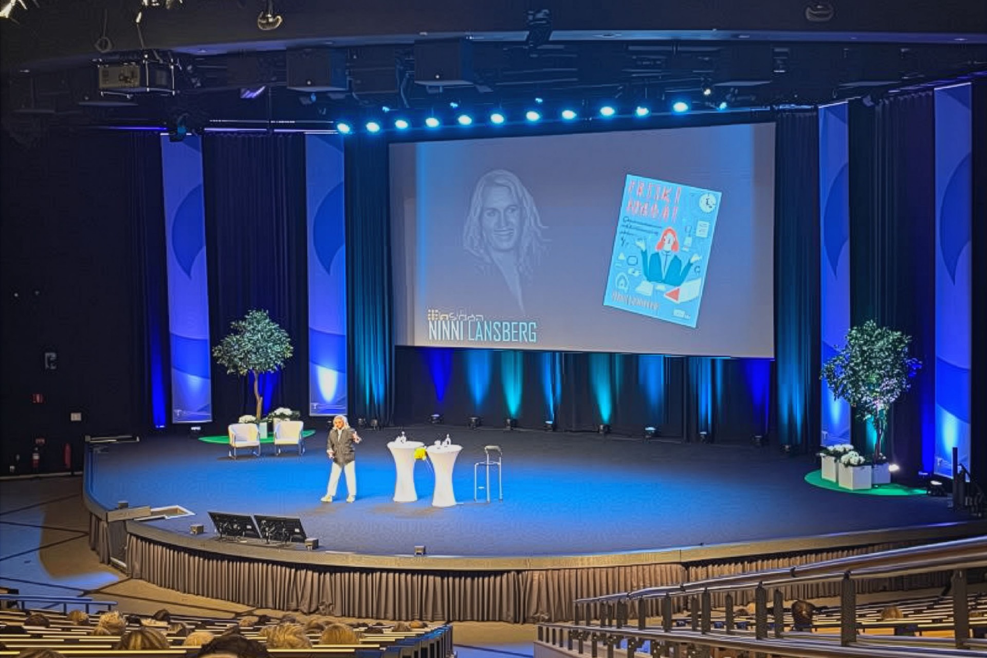 scen Sv-mässan Ninni storbild